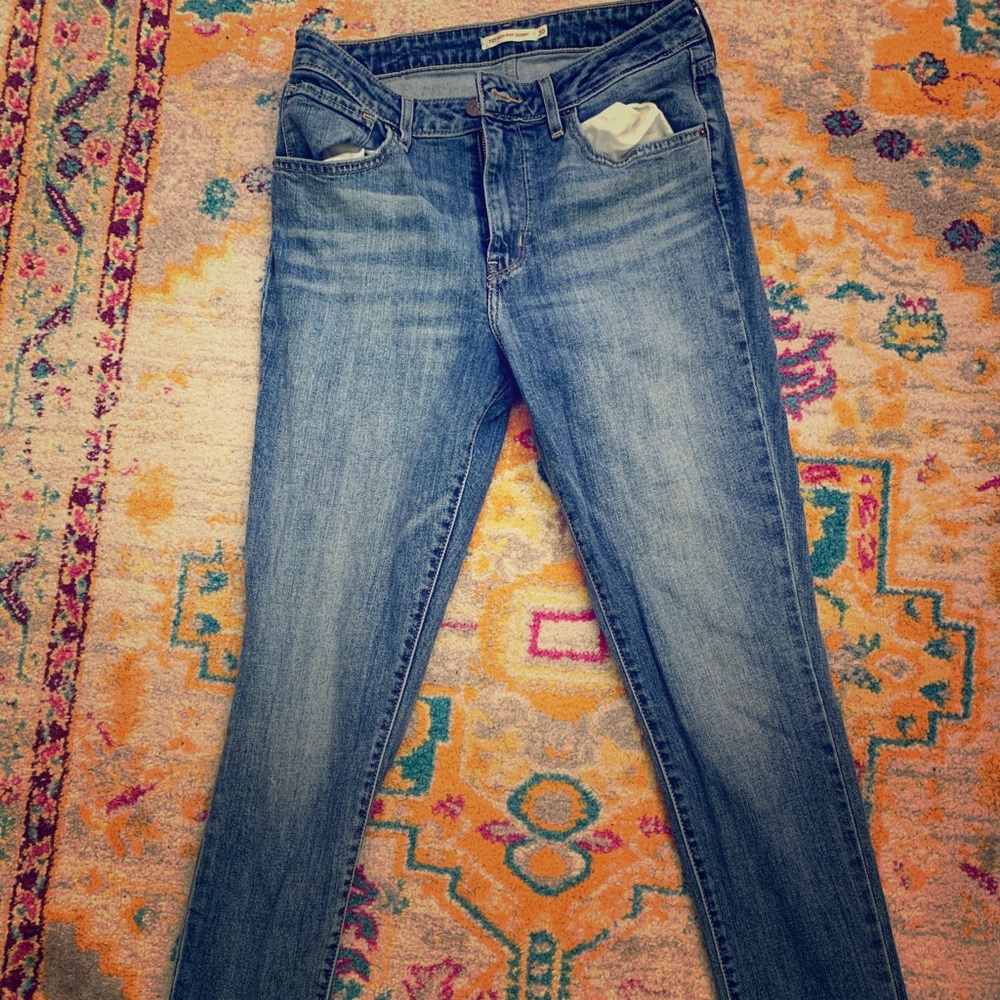 Levi 30x31 high rise distress wash jeans